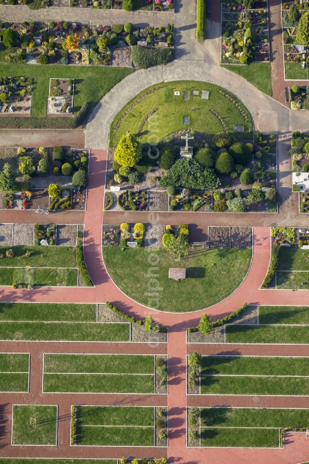 Schermbeck from the bird's eye view: Catholic cemetery with the processional in Schermbeck in the Ruhr area in North Rhine-Westphalia