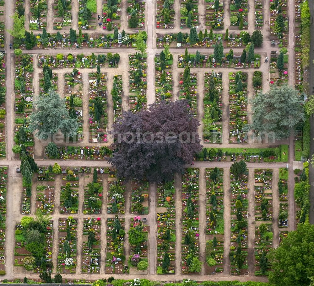 Aerial image Oberhausen - Catholic Mary - Cemetery in the Lipperheidstraße corner Schenkendorfstraße in Oberhausen in North Rhine-Westphalia