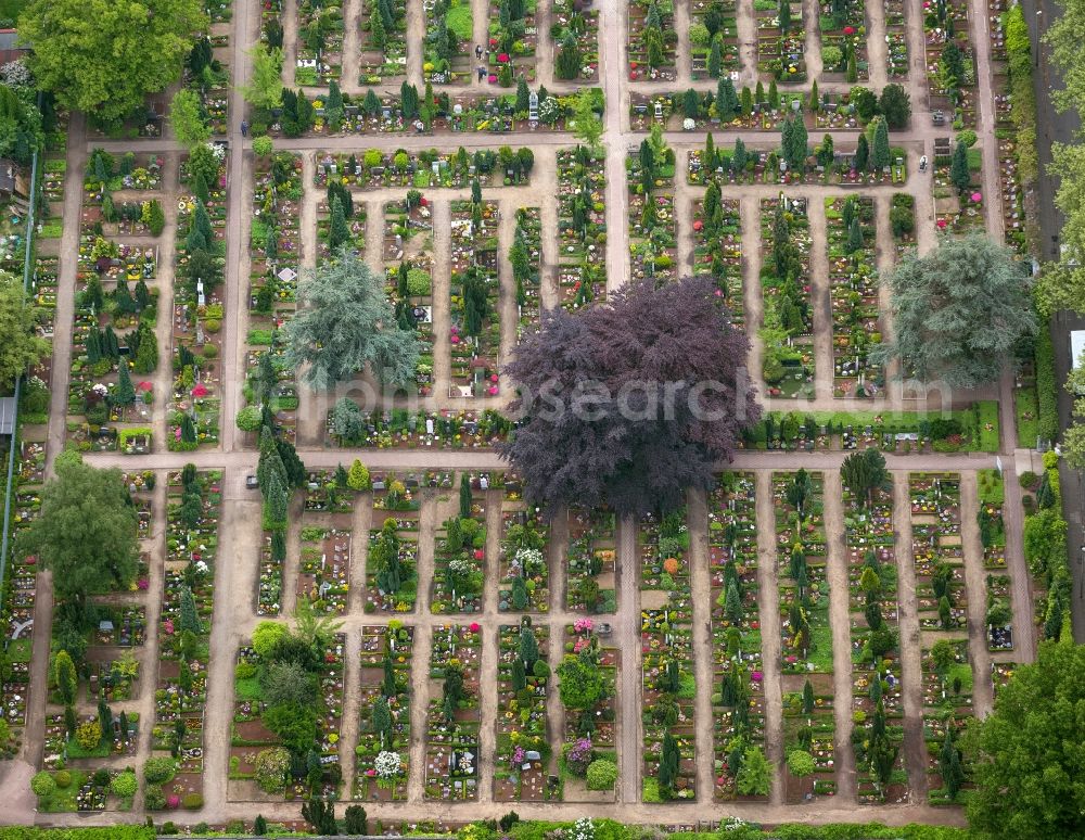 Aerial photograph Oberhausen - Catholic Mary - Cemetery in the Lipperheidstraße corner Schenkendorfstraße in Oberhausen in North Rhine-Westphalia