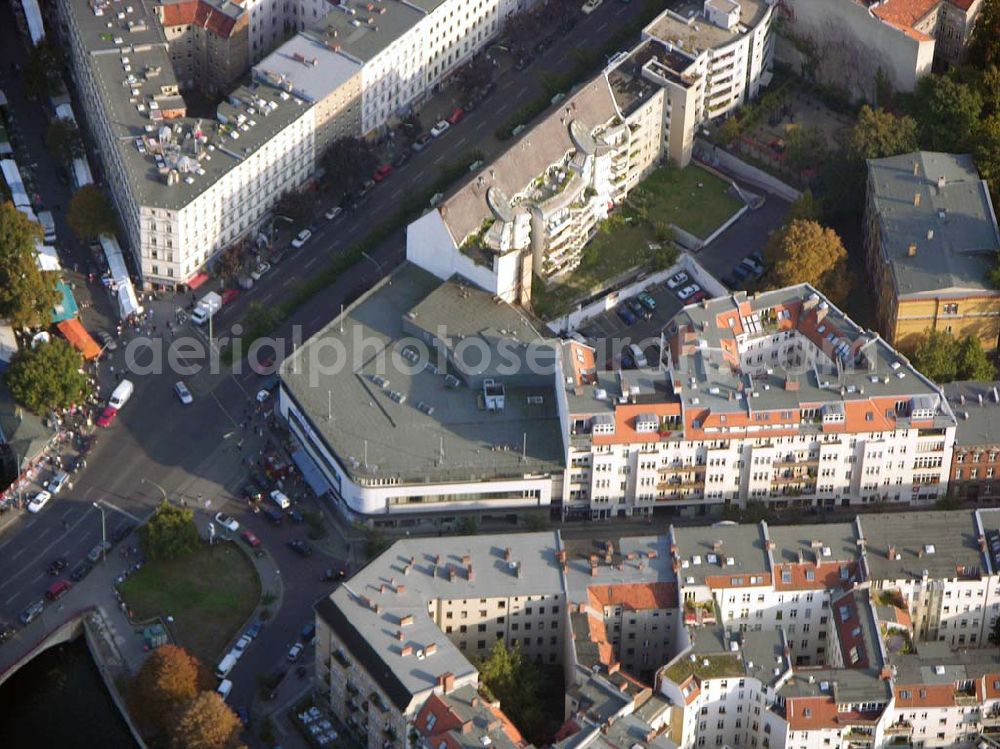 Berlin-Kreuzberg from the bird's eye view: 05.10.2004 Kaufhaus Benitz in der Graefestr.1 in 10967 Berlin- Kreuzberg.