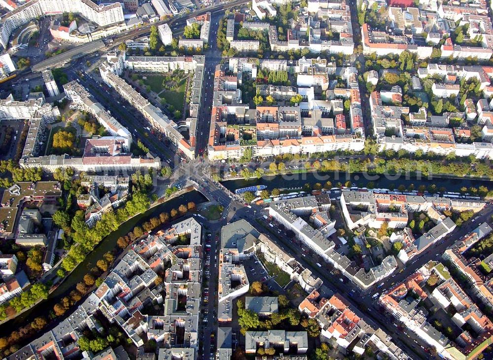 Berlin-Kreuzberg from the bird's eye view: 05.10.2004 Kaufhaus Benitz in der Graefestr.1 in 10967 Berlin- Kreuzberg.