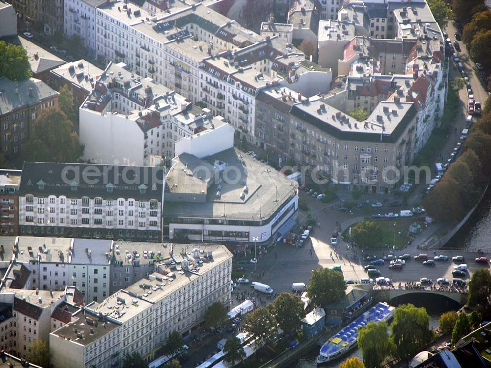 Berlin-Kreuzberg from the bird's eye view: 05.10.2004 Kaufhaus Benitz in der Graefestr.1 in 10967 Berlin- Kreuzberg.