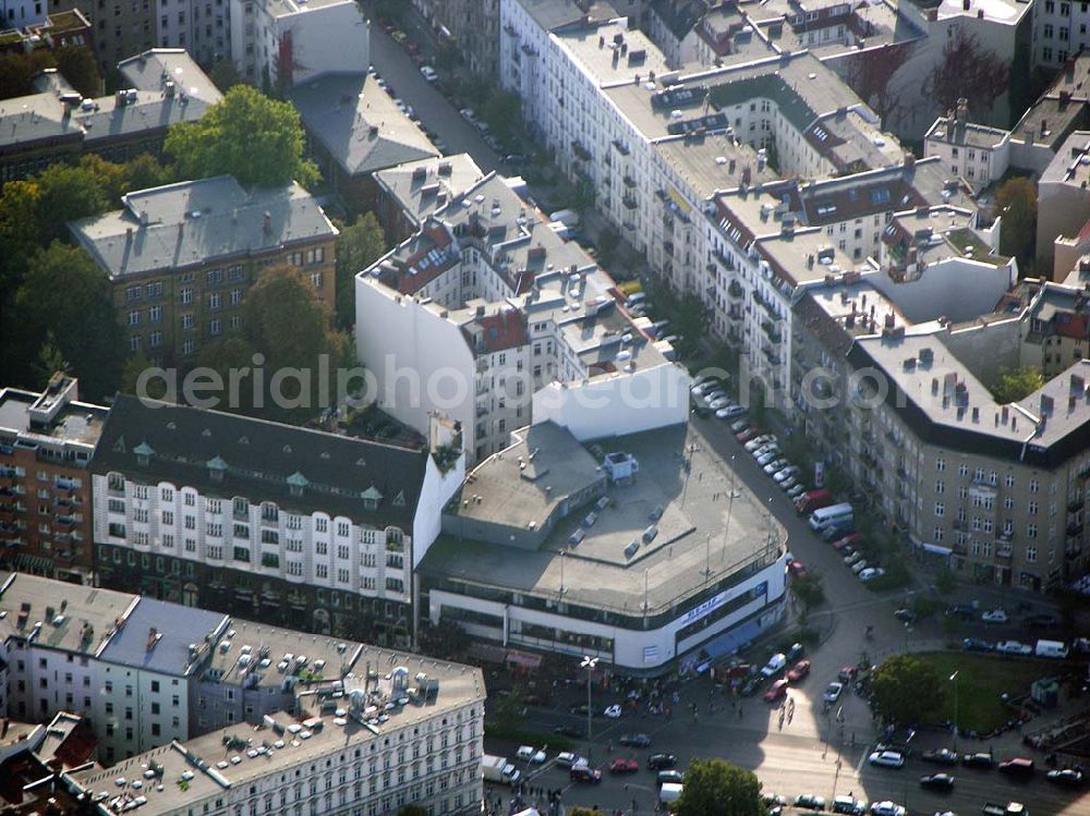 Berlin-Kreuzberg from the bird's eye view: 05.10.2004 Kaufhaus Benitz in der Graefestr.1 in 10967 Berlin- Kreuzberg.