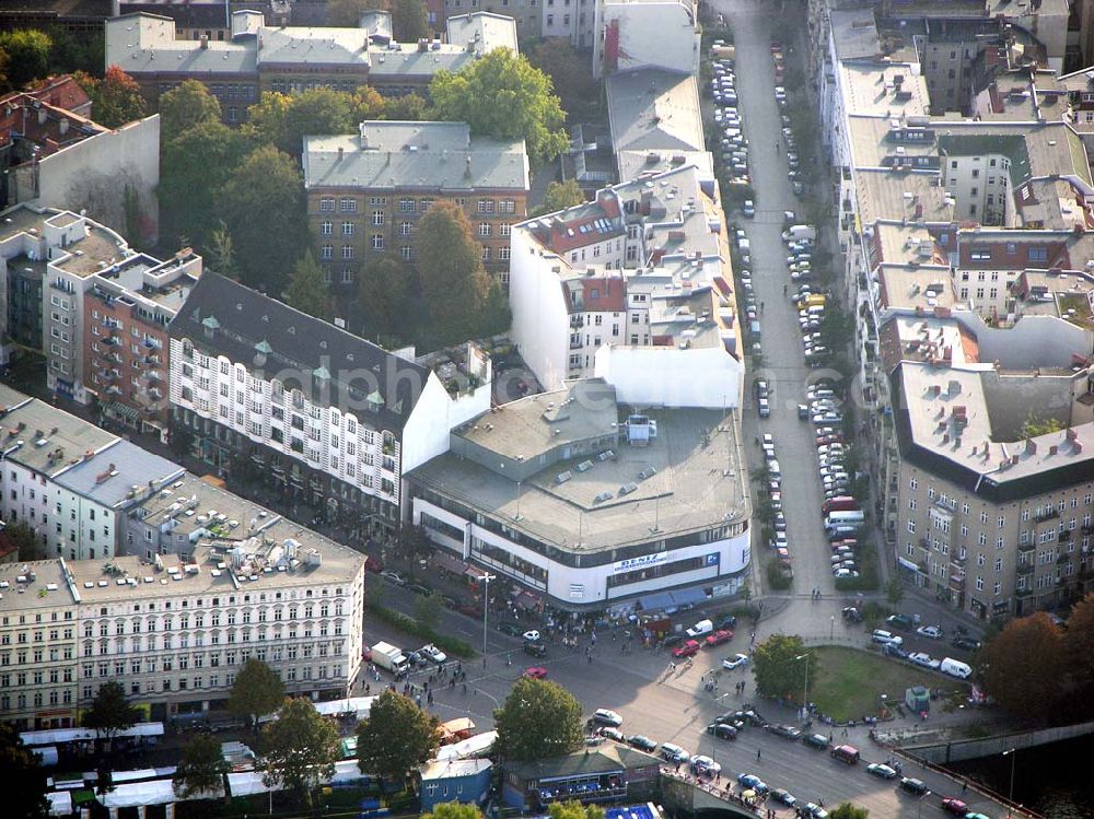 Aerial image Berlin-Kreuzberg - 05.10.2004 Kaufhaus Benitz in der Graefestr.1 in 10967 Berlin- Kreuzberg.