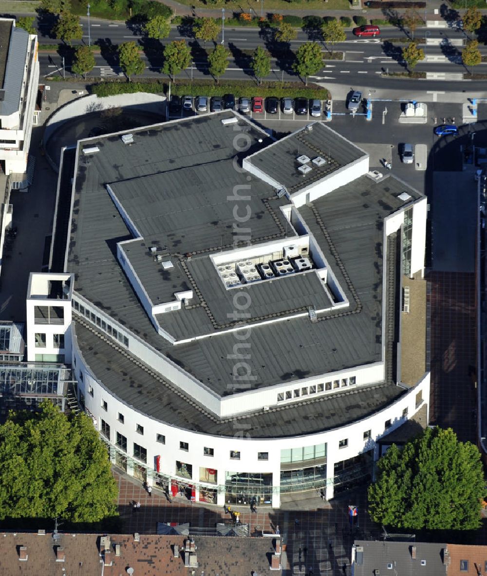 Aerial image Leverkusen - Sicht auf ein Kaufhaus am Wiesdorfer Platz in Leverkusen. Das Einkaufzentrum gehört zu den Fillialen der Strauß Innovation GmbH & Co. KG. View to a shopping centre in Leverkusen. It belongs to the department stores of Strauß Innovationen GmbH & CO. KG.