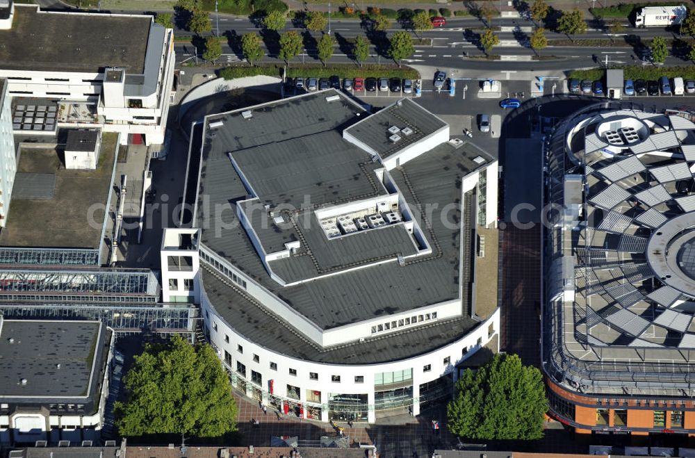 Aerial photograph Leverkusen - Sicht auf ein Kaufhaus am Wiesdorfer Platz in Leverkusen. Das Einkaufzentrum gehört zu den Fillialen der Strauß Innovation GmbH & Co. KG. View to a shopping centre in Leverkusen. It belongs to the department stores of Strauß Innovationen GmbH & CO. KG.