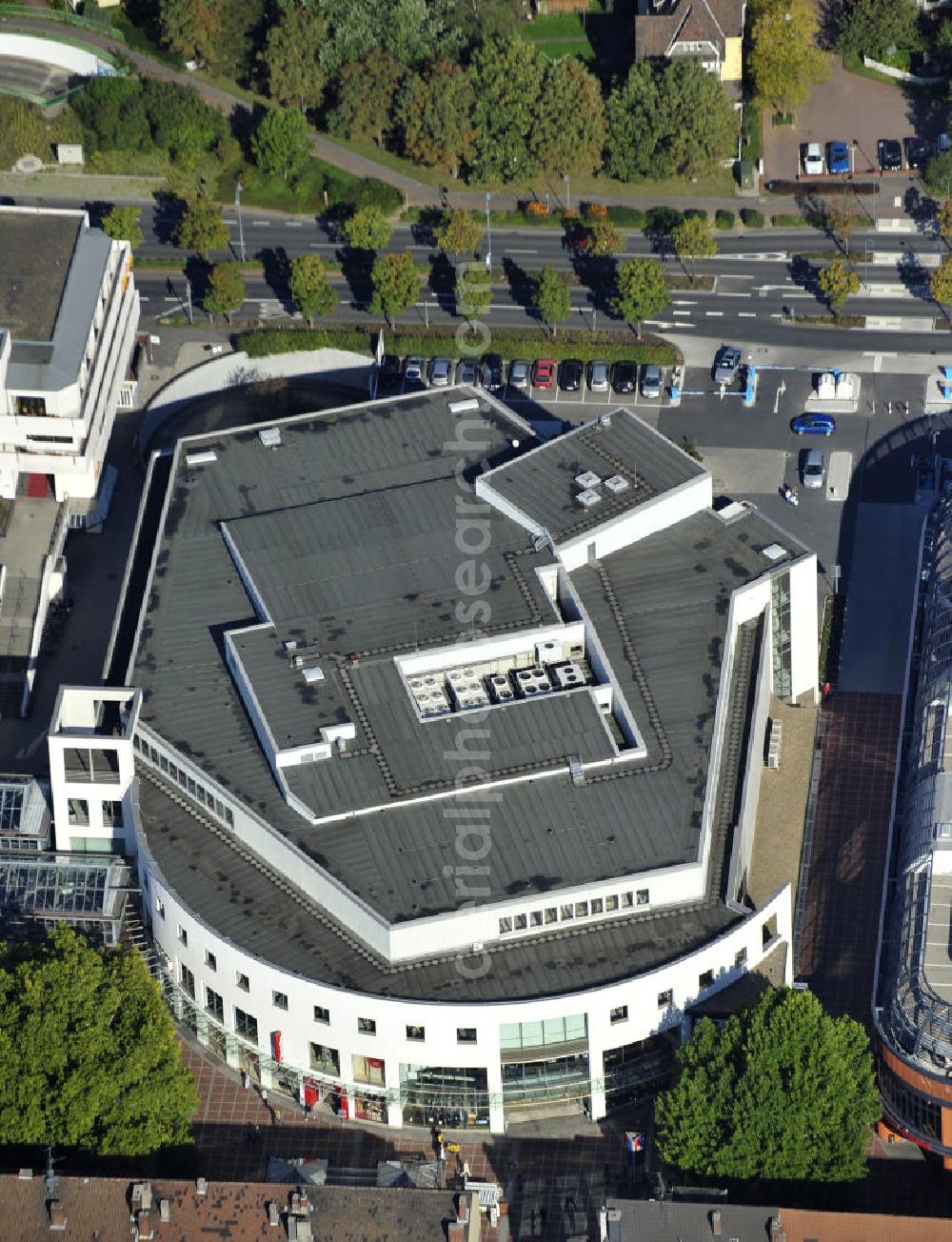 Leverkusen from above - Sicht auf ein Kaufhaus am Wiesdorfer Platz in Leverkusen. Das Einkaufzentrum gehört zu den Fillialen der Strauß Innovation GmbH & Co. KG. View to a shopping centre in Leverkusen. It belongs to the department stores of Strauß Innovationen GmbH & CO. KG.