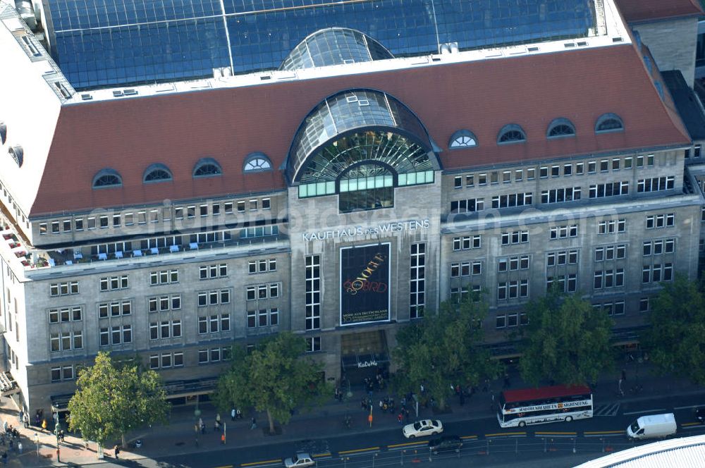 Berlin from above - Blick auf das KaDeWE , das Kaufhaus des Westens am Wittenbergplatz in Berlin - Charlottenburg. Das Ka De We ist ein deutsches Luxuswarenhaus, das von Adolf Jandorf gegründet und am 27. März 1907 eröffnet wurde. Es ist heute mit 60.000 m² Verkaufsfläche das größte Warenhaus Kontinentaleuropas. Es befindet sich in der Tauentzienstraße in Berlin-Schöneberg am Wittenbergplatz und ist das bekannteste Warenhaus Deutschlands. Das KaDeWe gehört bisher zum Arcandor-Konzern, der am Rande der Insolvenz steht.