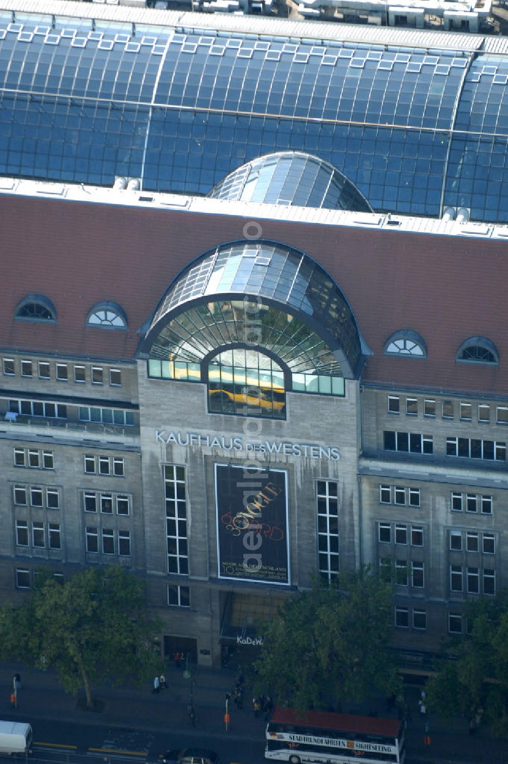 Aerial image Berlin - Blick auf das KaDeWE , das Kaufhaus des Westens am Wittenbergplatz in Berlin - Charlottenburg. Das Ka De We ist ein deutsches Luxuswarenhaus, das von Adolf Jandorf gegründet und am 27. März 1907 eröffnet wurde. Es ist heute mit 60.000 m² Verkaufsfläche das größte Warenhaus Kontinentaleuropas. Es befindet sich in der Tauentzienstraße in Berlin-Schöneberg am Wittenbergplatz und ist das bekannteste Warenhaus Deutschlands. Das KaDeWe gehört bisher zum Arcandor-Konzern, der am Rande der Insolvenz steht.