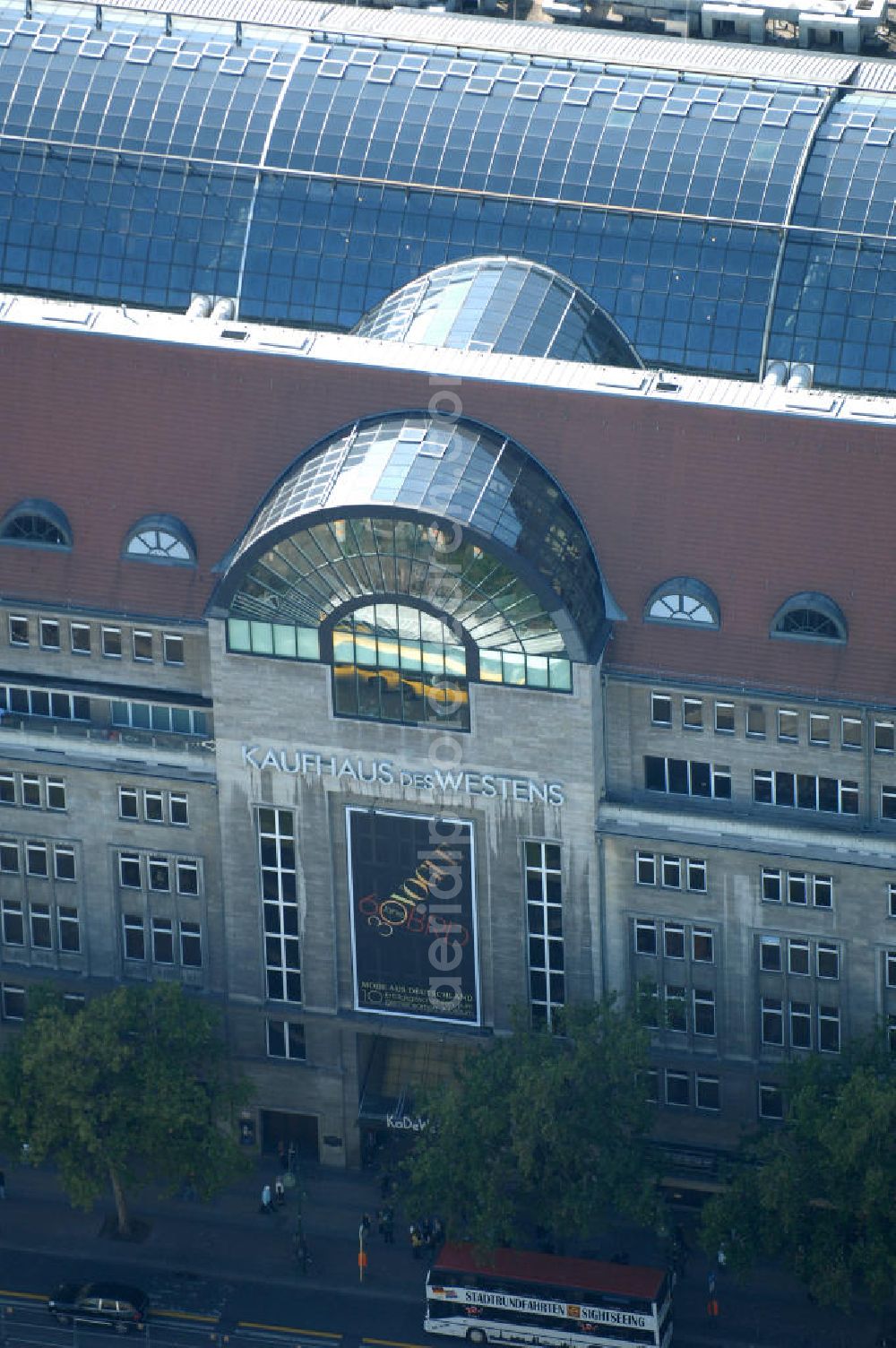 Aerial photograph Berlin - Blick auf das KaDeWE , das Kaufhaus des Westens am Wittenbergplatz in Berlin - Charlottenburg. Das Ka De We ist ein deutsches Luxuswarenhaus, das von Adolf Jandorf gegründet und am 27. März 1907 eröffnet wurde. Es ist heute mit 60.000 m² Verkaufsfläche das größte Warenhaus Kontinentaleuropas. Es befindet sich in der Tauentzienstraße in Berlin-Schöneberg am Wittenbergplatz und ist das bekannteste Warenhaus Deutschlands. Das KaDeWe gehört bisher zum Arcandor-Konzern, der am Rande der Insolvenz steht.