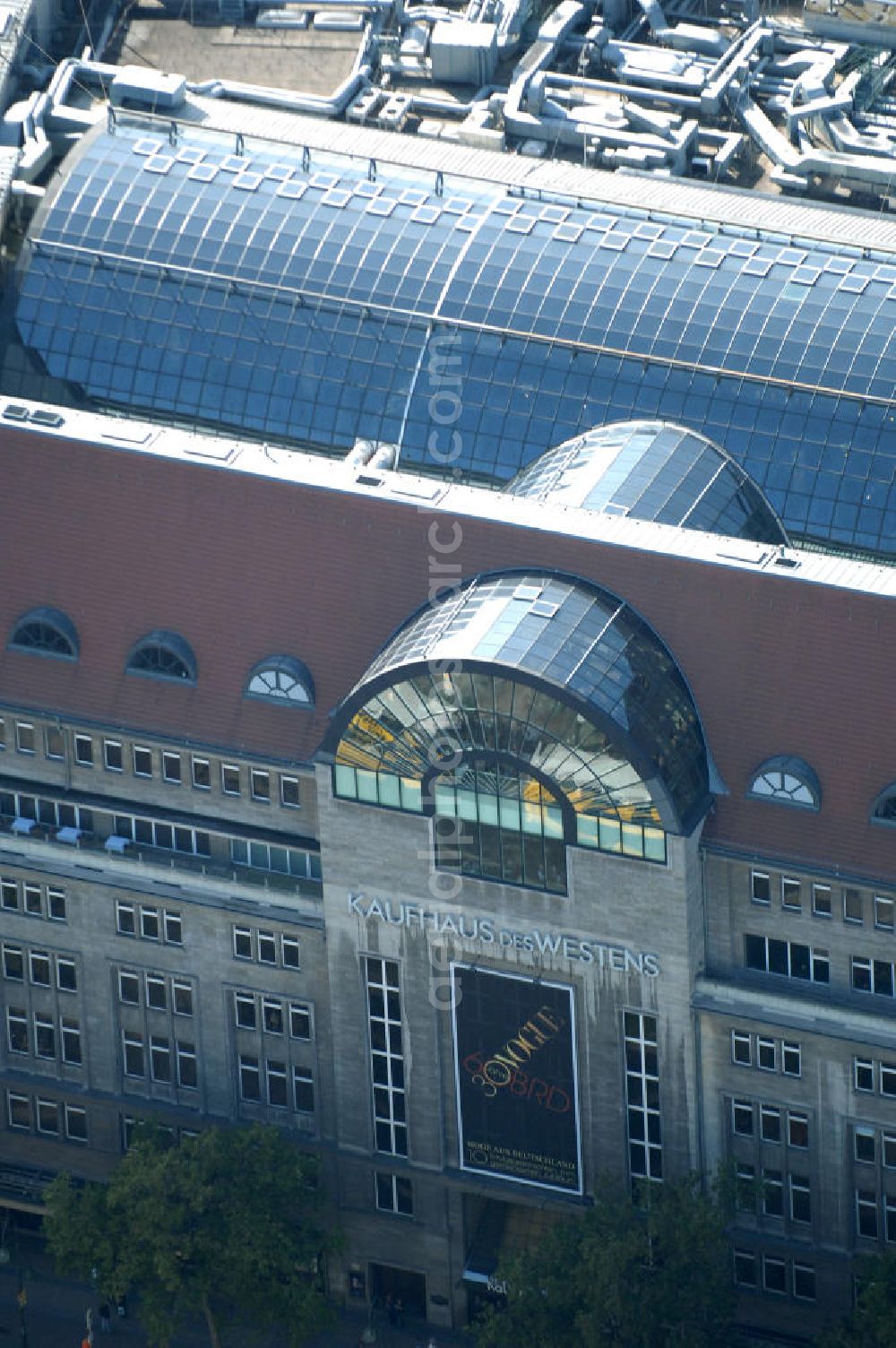 Berlin from above - Blick auf das KaDeWE , das Kaufhaus des Westens am Wittenbergplatz in Berlin - Charlottenburg. Das Ka De We ist ein deutsches Luxuswarenhaus, das von Adolf Jandorf gegründet und am 27. März 1907 eröffnet wurde. Es ist heute mit 60.000 m² Verkaufsfläche das größte Warenhaus Kontinentaleuropas. Es befindet sich in der Tauentzienstraße in Berlin-Schöneberg am Wittenbergplatz und ist das bekannteste Warenhaus Deutschlands. Das KaDeWe gehört bisher zum Arcandor-Konzern, der am Rande der Insolvenz steht.