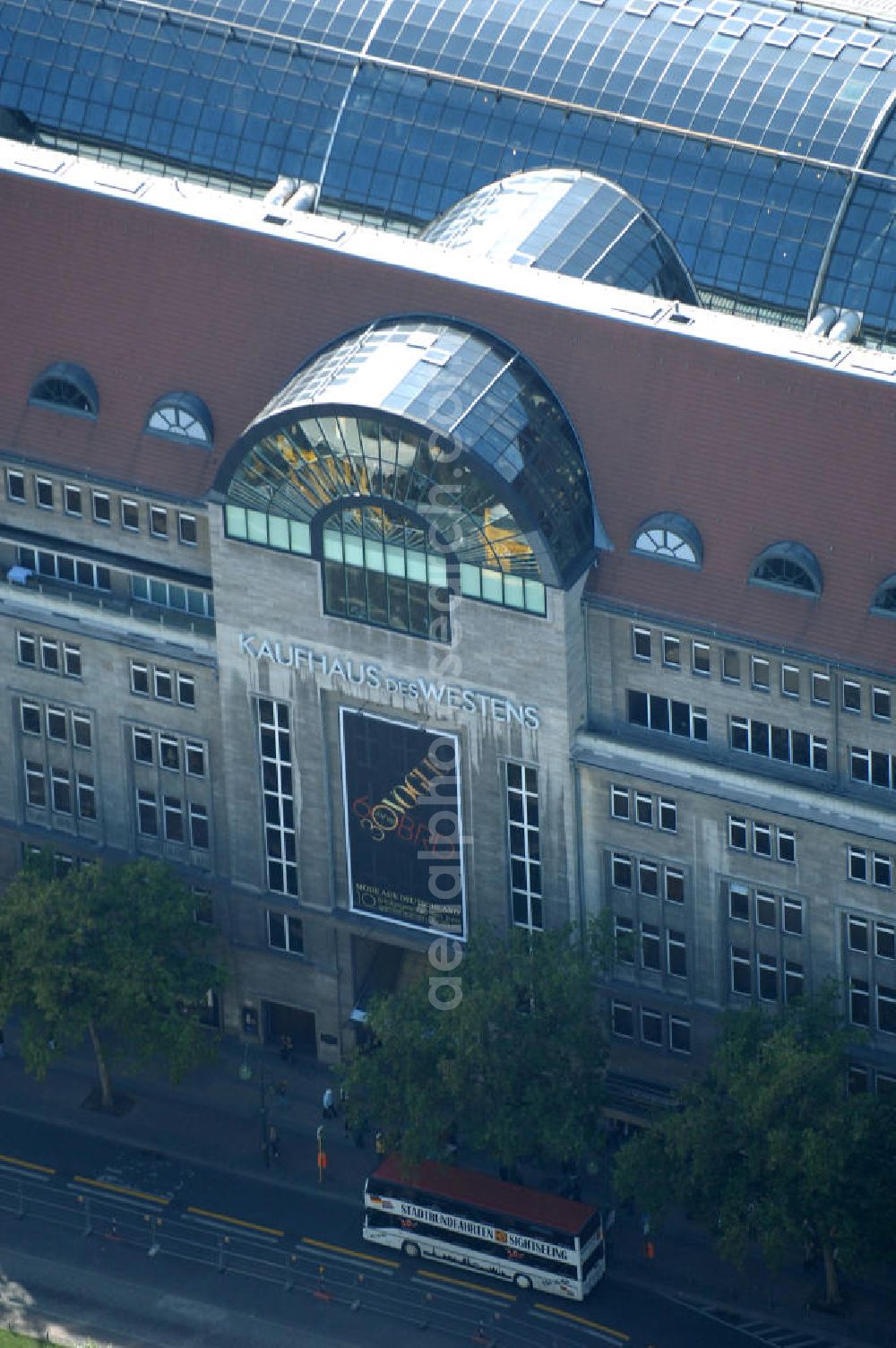 Berlin from the bird's eye view: Blick auf das KaDeWE , das Kaufhaus des Westens am Wittenbergplatz in Berlin - Charlottenburg. Das Ka De We ist ein deutsches Luxuswarenhaus, das von Adolf Jandorf gegründet und am 27. März 1907 eröffnet wurde. Es ist heute mit 60.000 m² Verkaufsfläche das größte Warenhaus Kontinentaleuropas. Es befindet sich in der Tauentzienstraße in Berlin-Schöneberg am Wittenbergplatz und ist das bekannteste Warenhaus Deutschlands. Das KaDeWe gehört bisher zum Arcandor-Konzern, der am Rande der Insolvenz steht.