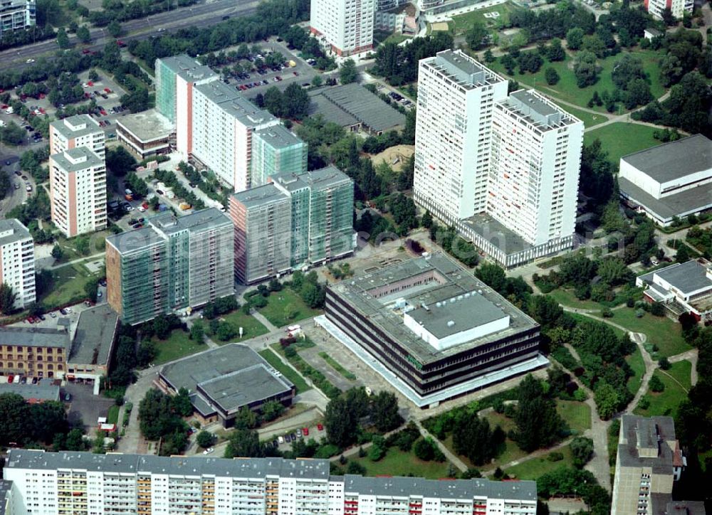 Berlin - Lichtenberg from above - KAUFHOF - Kaufhaus am Saefkowplatz im Wohngebiet am Fennfuhl in Berlin- Lichtenberg.