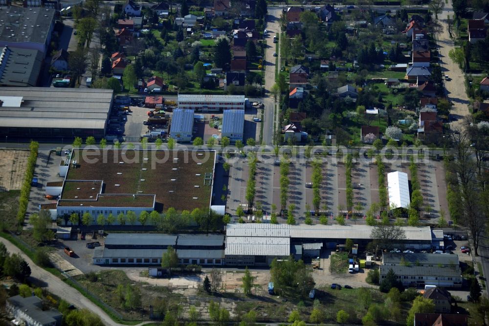 Falkensee Ortsteil Finkenkrug from above - Kaufland shopping center and the associated parkland and the industrial area in the Barkhausenstraße Dallgower street corner in Falkensee in Brandenburg