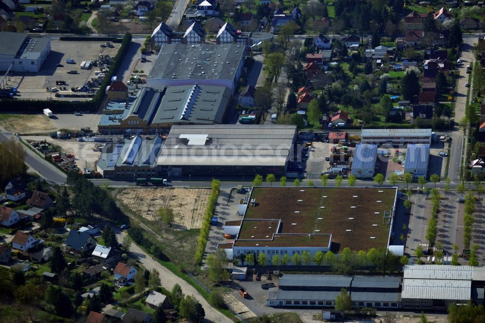 Falkensee Ortsteil Finkenkrug from the bird's eye view: Kaufland shopping center and the associated parkland and the industrial area in the Barkhausenstraße Dallgower street corner in Falkensee in Brandenburg