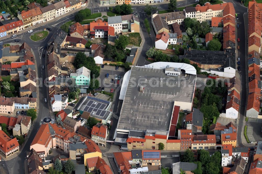 Aerial photograph Apolda - The KAUFLAND - Apolda branch is situated un a residential and business district of downtown Apolda in Thuringia in the Goerdelerstrasse. On the roof of the supermarket, extensive parking available