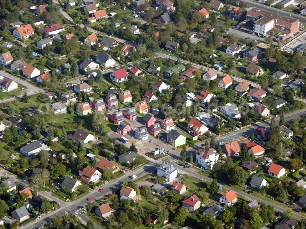 Aerial image Berlin-Kaulsdorf - 13.10.2004 Berlin-Kaulsdorf, Wohnsiedlung-Neubau der PREMIER-Deutschland GmbH, an der Heerstraße 19 Kaulsdorfer Garten in Berlin Kaulsdorf,