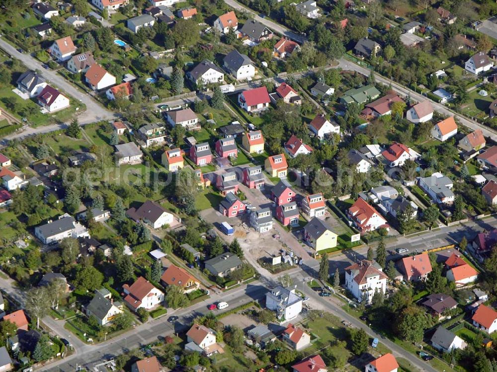 Aerial photograph Berlin-Kaulsdorf - 13.10.2004 Berlin-Kaulsdorf, Wohnsiedlung-Neubau der PREMIER-Deutschland GmbH, an der Heerstraße 19 Kaulsdorfer Garten in Berlin Kaulsdorf,