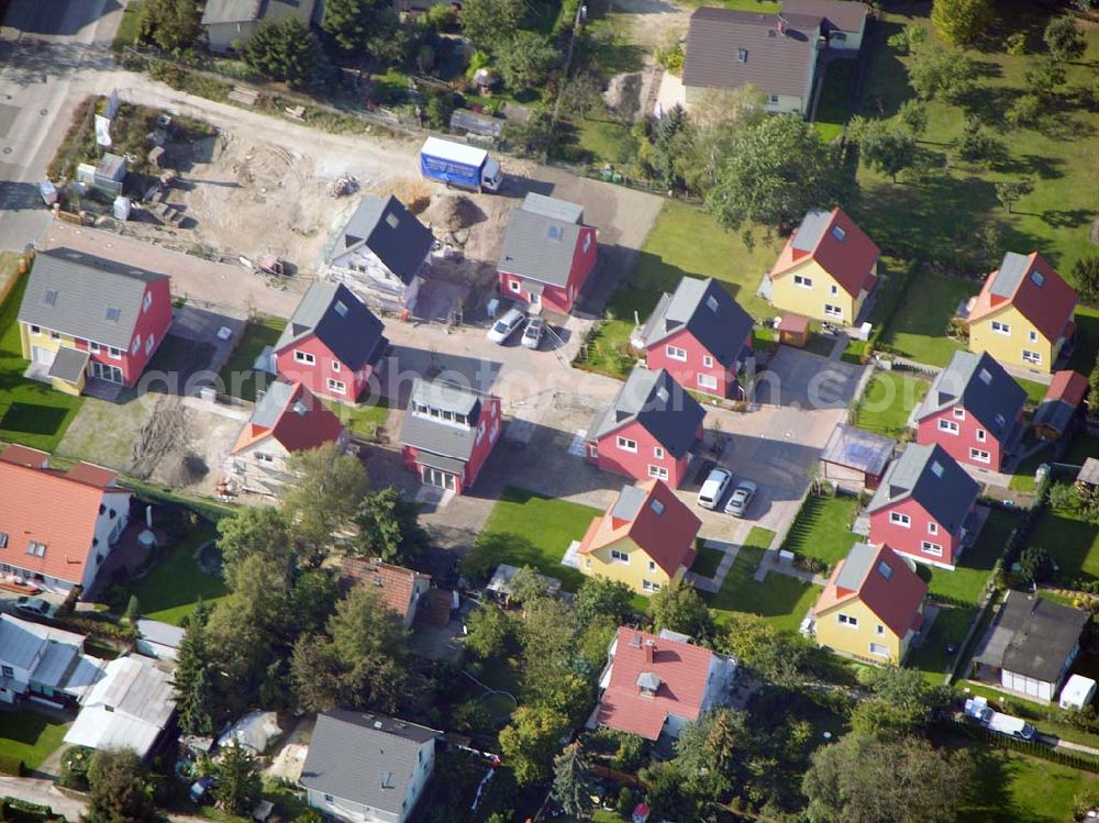 Aerial image Berlin-Kaulsdorf - 13.10.2004 Berlin-Kaulsdorf, Wohnsiedlung-Neubau der PREMIER-Deutschland GmbH, an der Heerstraße 19 Kaulsdorfer Garten in Berlin Kaulsdorf,