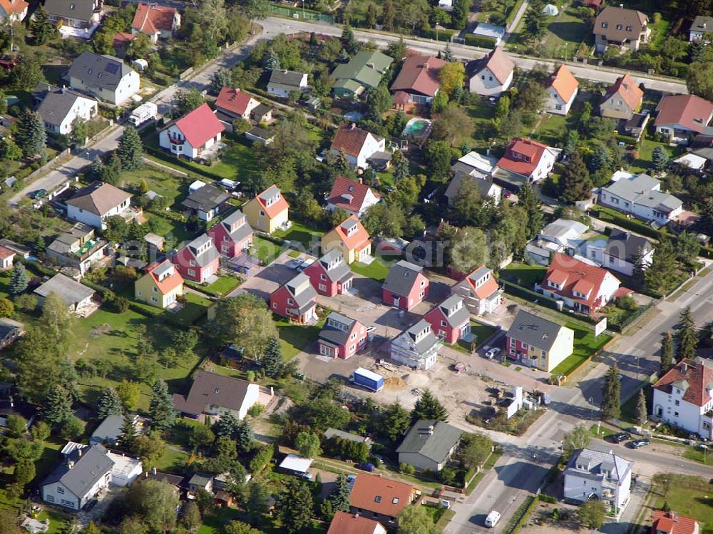 Aerial photograph Berlin-Kaulsdorf - 13.10.2004 Berlin-Kaulsdorf, Wohnsiedlung-Neubau der PREMIER-Deutschland GmbH, an der Heerstraße 19 Kaulsdorfer Garten in Berlin Kaulsdorf,