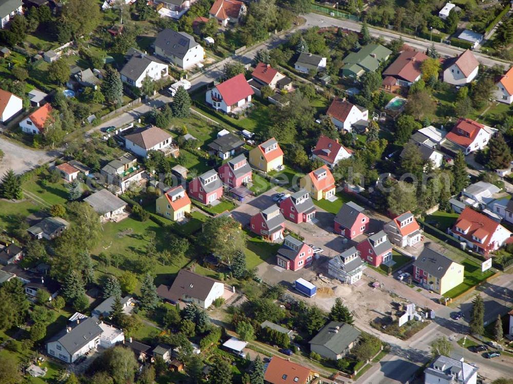 Berlin-Kaulsdorf from above - 13.10.2004 Berlin-Kaulsdorf, Wohnsiedlung-Neubau der PREMIER-Deutschland GmbH, an der Heerstraße 19 Kaulsdorfer Garten in Berlin Kaulsdorf,