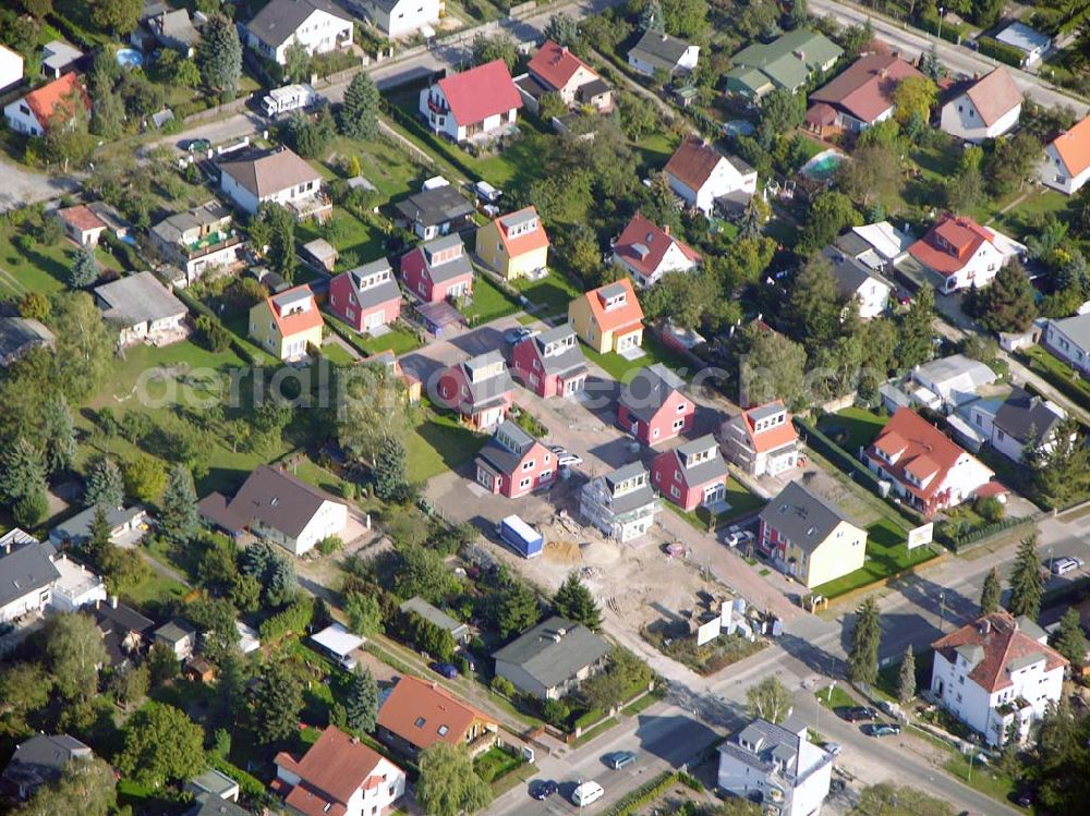 Berlin-Kaulsdorf from the bird's eye view: 13.10.2004 Berlin-Kaulsdorf, Wohnsiedlung-Neubau der PREMIER-Deutschland GmbH, an der Heerstraße 19 Kaulsdorfer Garten in Berlin Kaulsdorf,