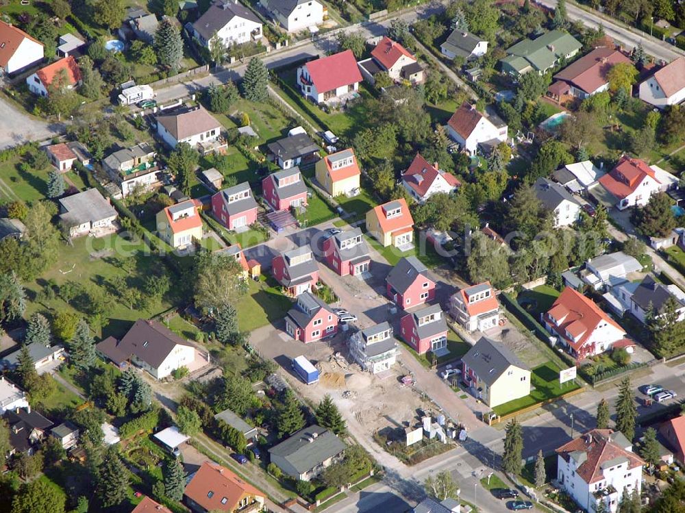 Aerial image Berlin-Kaulsdorf - 13.10.2004 Berlin-Kaulsdorf, Wohnsiedlung-Neubau der PREMIER-Deutschland GmbH, an der Heerstraße 19 Kaulsdorfer Garten in Berlin Kaulsdorf,