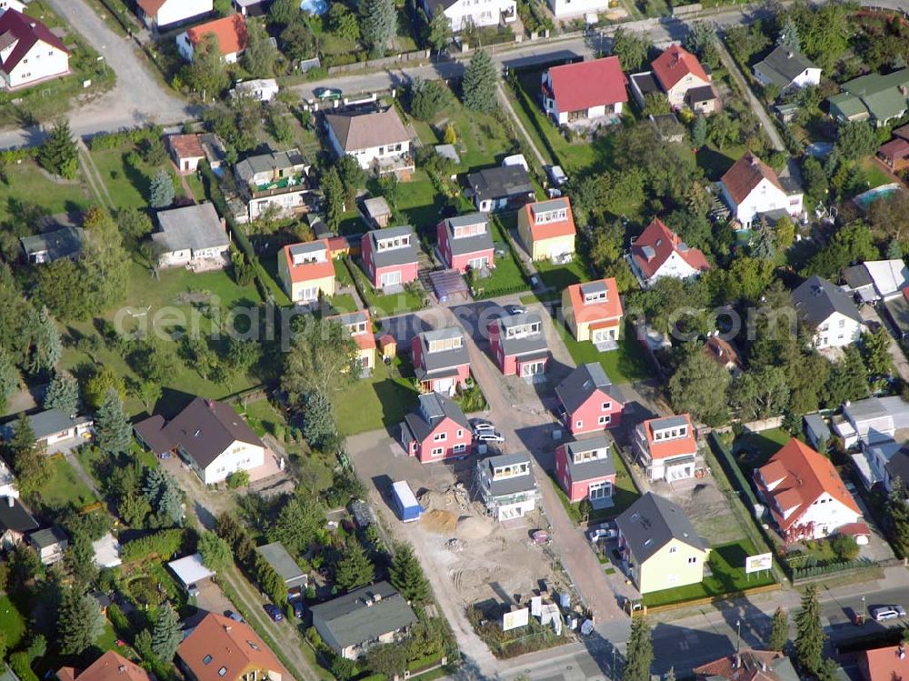 Aerial photograph Berlin-Kaulsdorf - 13.10.2004 Berlin-Kaulsdorf, Wohnsiedlung-Neubau der PREMIER-Deutschland GmbH, an der Heerstraße 19 Kaulsdorfer Garten in Berlin Kaulsdorf,