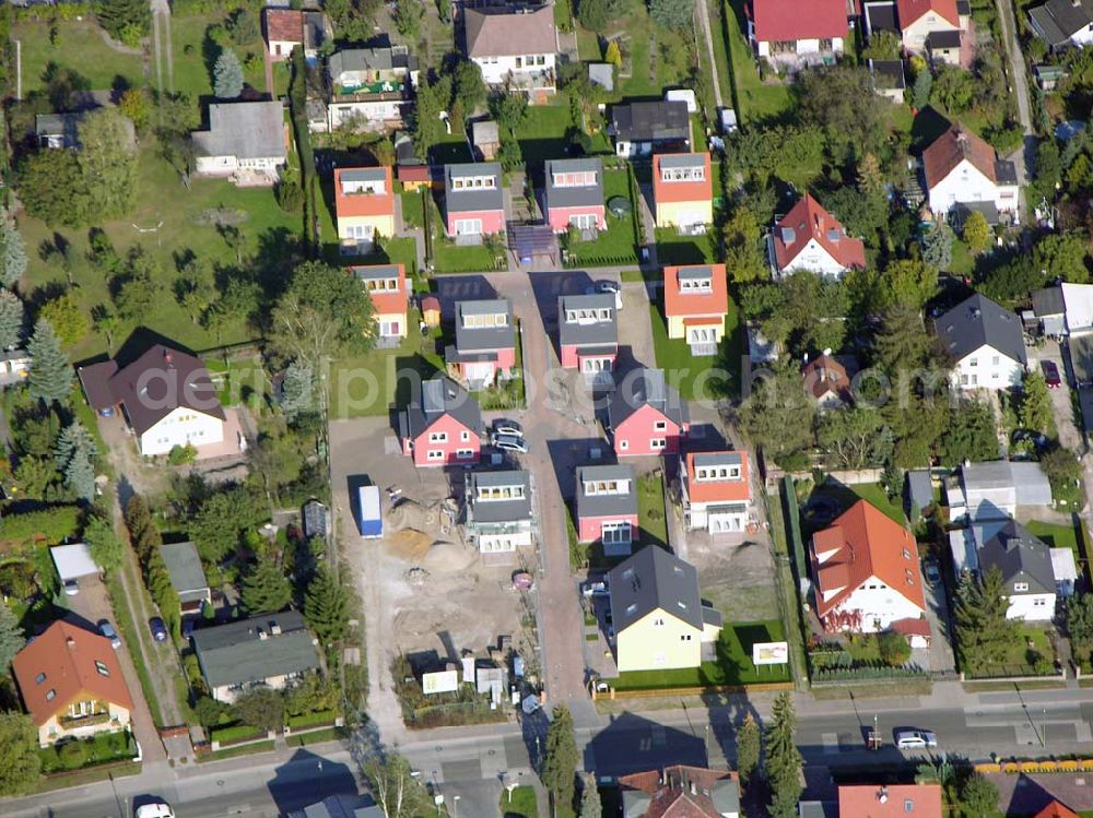 Berlin-Kaulsdorf from above - 13.10.2004 Berlin-Kaulsdorf, Wohnsiedlung-Neubau der PREMIER-Deutschland GmbH, an der Heerstraße 19 Kaulsdorfer Garten in Berlin Kaulsdorf,