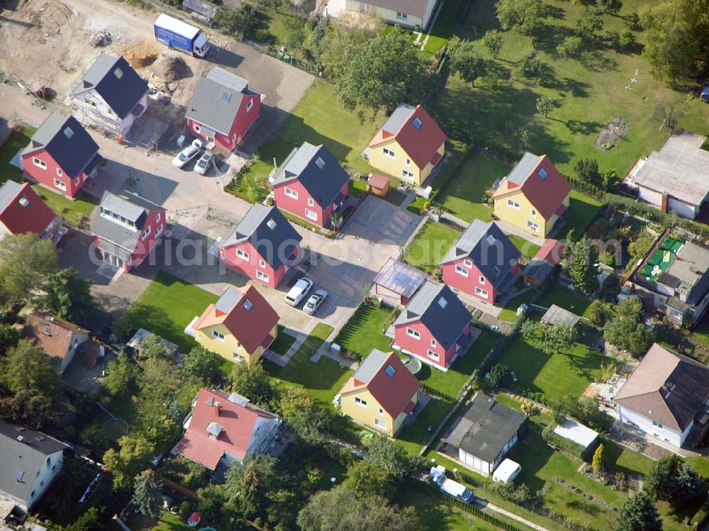 Aerial photograph Berlin-Kaulsdorf - 13.10.2004 Berlin-Kaulsdorf, Wohnsiedlung-Neubau der PREMIER-Deutschland GmbH, an der Heerstraße 19 Kaulsdorfer Garten in Berlin Kaulsdorf,