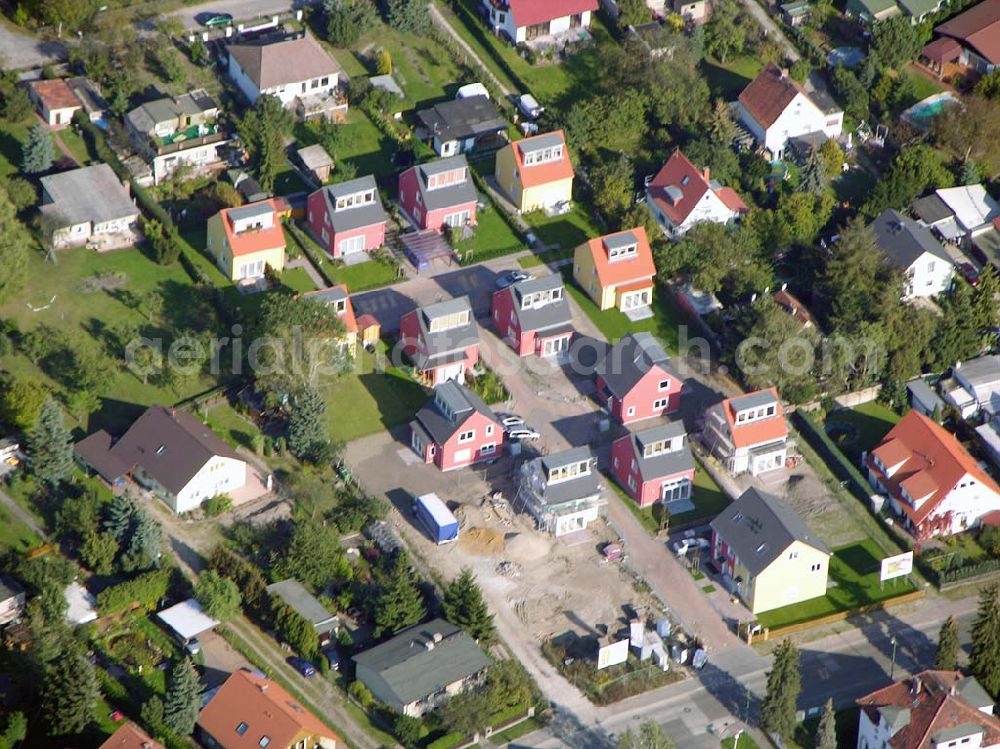 Berlin-Kaulsdorf from above - 13.10.2004 Berlin-Kaulsdorf, Wohnsiedlung-Neubau der PREMIER-Deutschland GmbH, an der Heerstraße 19 Kaulsdorfer Garten in Berlin Kaulsdorf,