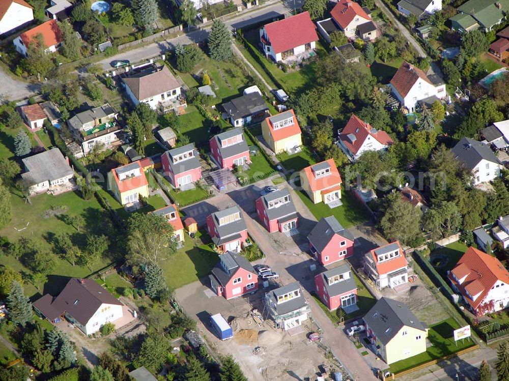 Berlin-Kaulsdorf from the bird's eye view: 13.10.2004 Berlin-Kaulsdorf, Wohnsiedlung-Neubau der PREMIER-Deutschland GmbH, an der Heerstraße 19 Kaulsdorfer Garten in Berlin Kaulsdorf,