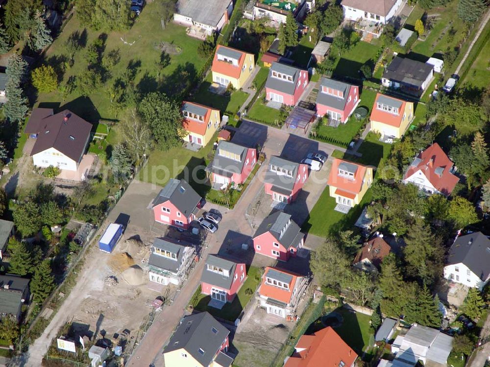 Aerial image Berlin-Kaulsdorf - 13.10.2004 Berlin-Kaulsdorf, Wohnsiedlung-Neubau der PREMIER-Deutschland GmbH, an der Heerstraße 19 Kaulsdorfer Garten in Berlin Kaulsdorf,