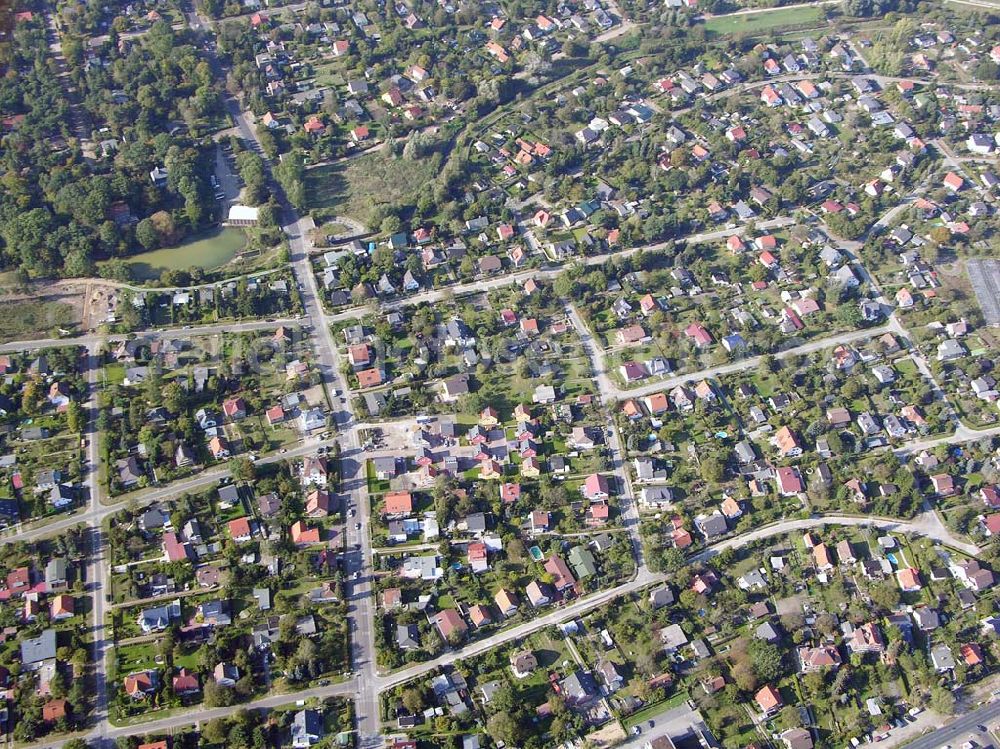 Berlin-Kaulsdorf from above - 13.10.2004 Berlin-Kaulsdorf, Wohnsiedlung-Neubau der PREMIER-Deutschland GmbH, an der Heerstraße 19 Kaulsdorfer Garten in Berlin Kaulsdorf,