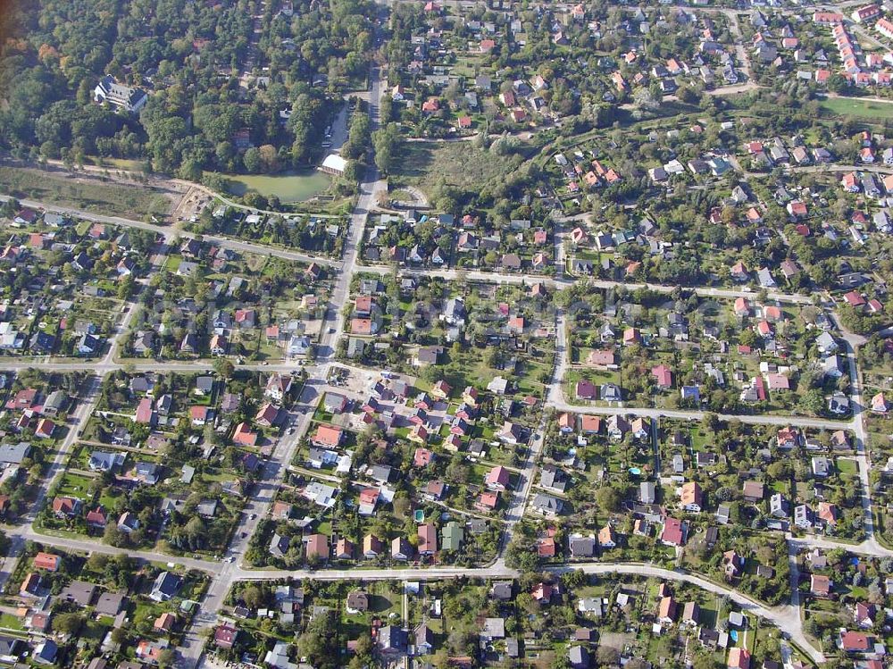 Berlin-Kaulsdorf from the bird's eye view: 13.10.2004 Berlin-Kaulsdorf, Wohnsiedlung-Neubau der PREMIER-Deutschland GmbH, an der Heerstraße 19 Kaulsdorfer Garten in Berlin Kaulsdorf,