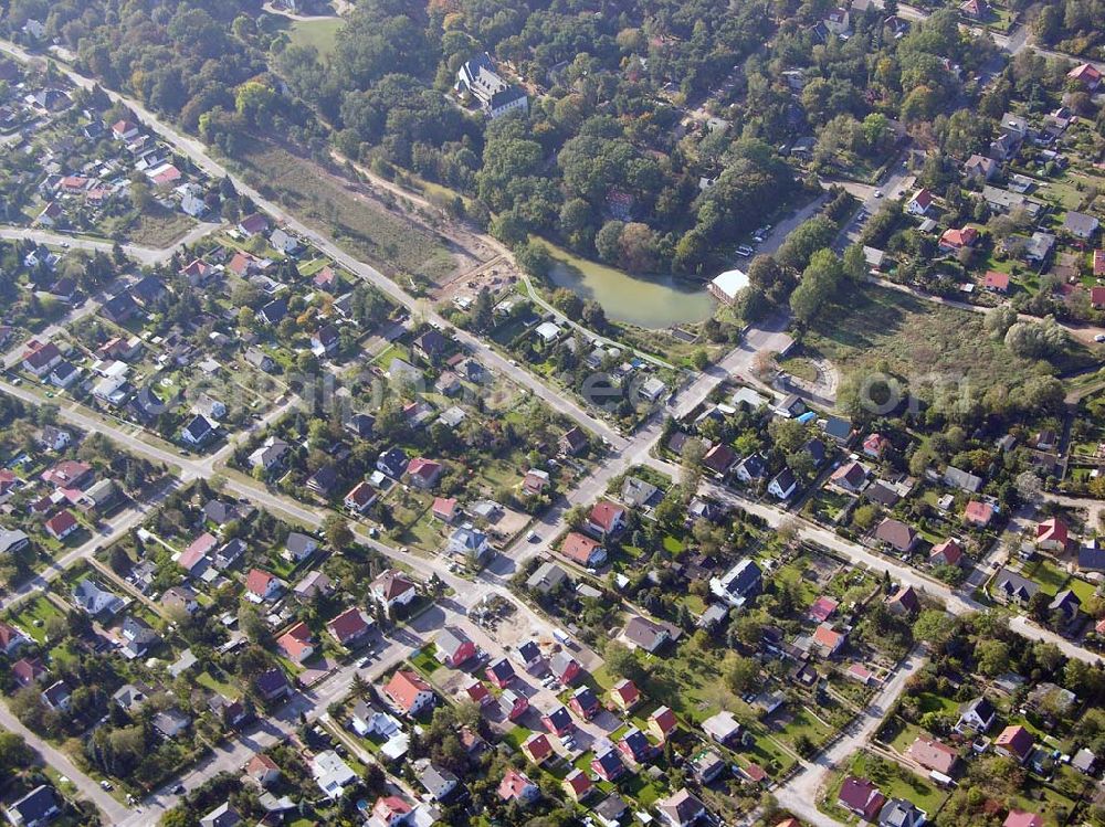 Aerial image Berlin-Kaulsdorf - 13.10.2004 Berlin-Kaulsdorf, Wohnsiedlung-Neubau der PREMIER-Deutschland GmbH, an der Heerstraße 19 Kaulsdorfer Garten in Berlin Kaulsdorf,