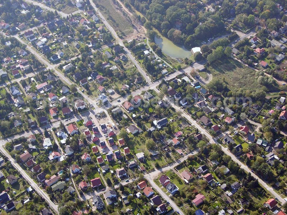 Aerial photograph Berlin-Kaulsdorf - 13.10.2004 Berlin-Kaulsdorf, Wohnsiedlung-Neubau der PREMIER-Deutschland GmbH, an der Heerstraße 19 Kaulsdorfer Garten in Berlin Kaulsdorf,