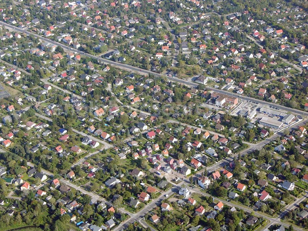 Berlin-Kaulsdorf from above - 13.10.2004 Berlin-Kaulsdorf, Wohnsiedlung-Neubau der PREMIER-Deutschland GmbH, an der Heerstraße 19 Kaulsdorfer Garten in Berlin Kaulsdorf,