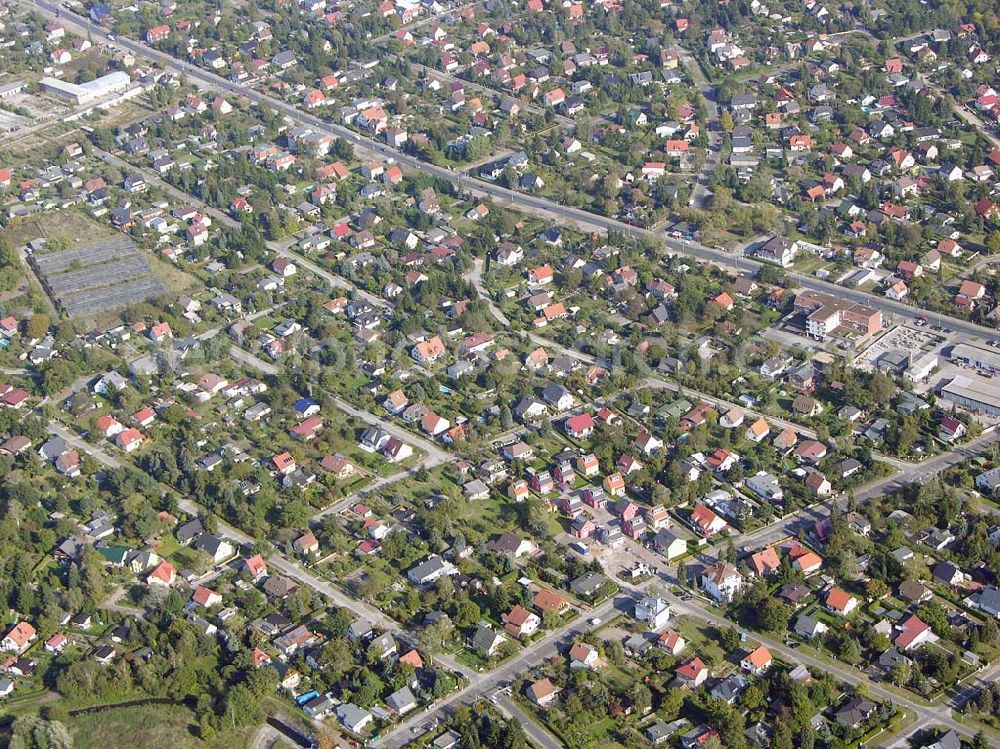 Berlin-Kaulsdorf from the bird's eye view: 13.10.2004 Berlin-Kaulsdorf, Wohnsiedlung-Neubau der PREMIER-Deutschland GmbH, an der Heerstraße 19 Kaulsdorfer Garten in Berlin Kaulsdorf,