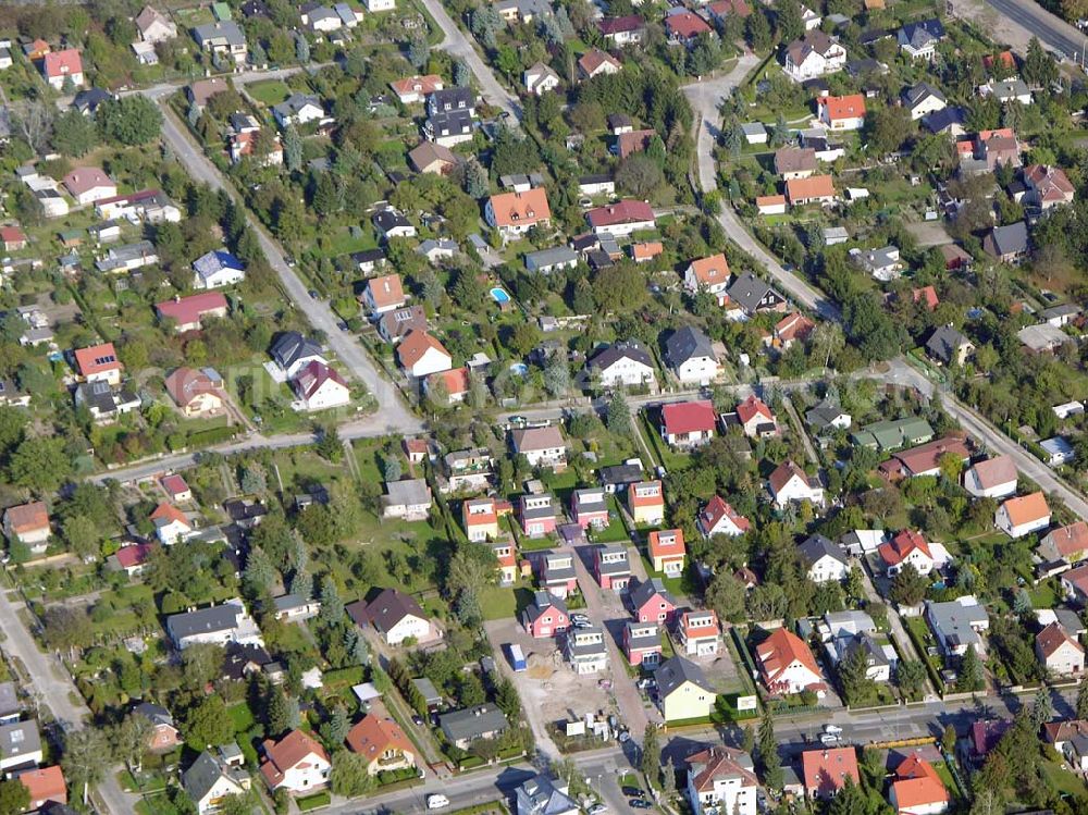 Aerial photograph Berlin-Kaulsdorf - 13.10.2004 Berlin-Kaulsdorf, Wohnsiedlung-Neubau der PREMIER-Deutschland GmbH, an der Heerstraße 19 Kaulsdorfer Garten in Berlin Kaulsdorf,