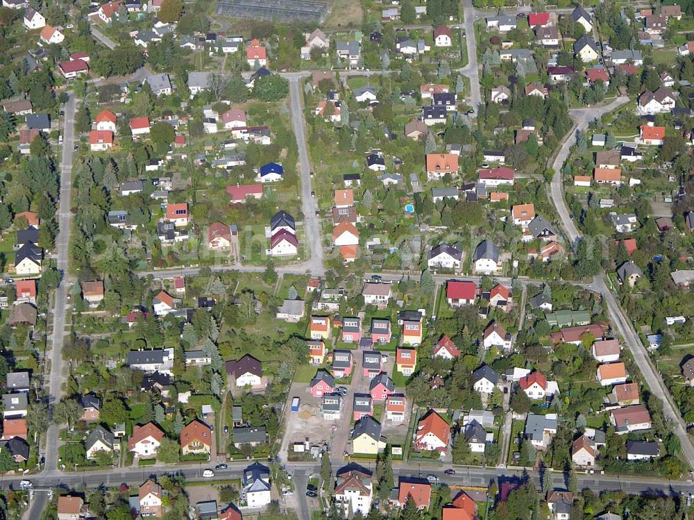 Berlin-Kaulsdorf from the bird's eye view: 13.10.2004 Berlin-Kaulsdorf, Wohnsiedlung-Neubau der PREMIER-Deutschland GmbH, an der Heerstraße 19 Kaulsdorfer Garten in Berlin Kaulsdorf,