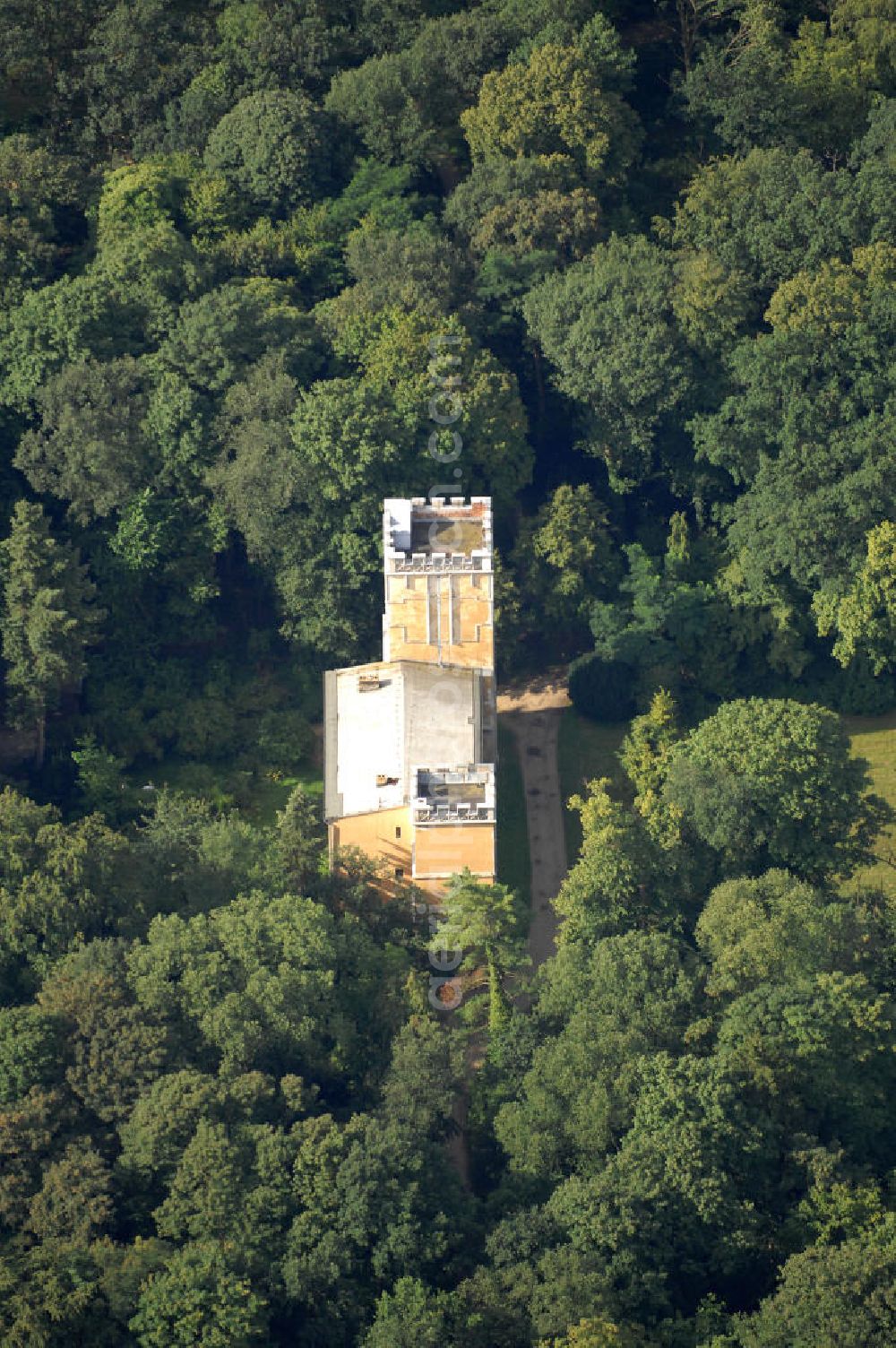 Aerial image Berlin - Blick auf das Kavaliershaus auf der Pfaueninsel in der Havel bei Berlin. Die unter Naturschutz stehenden Insel ist ein Landschaftspark und wurde von der UNESCO als Weltkulturerbe ausgezeichnet. Sie gehört zur Stiftung Preußische Schlösser und Gärten Berlin-Brandenburg,