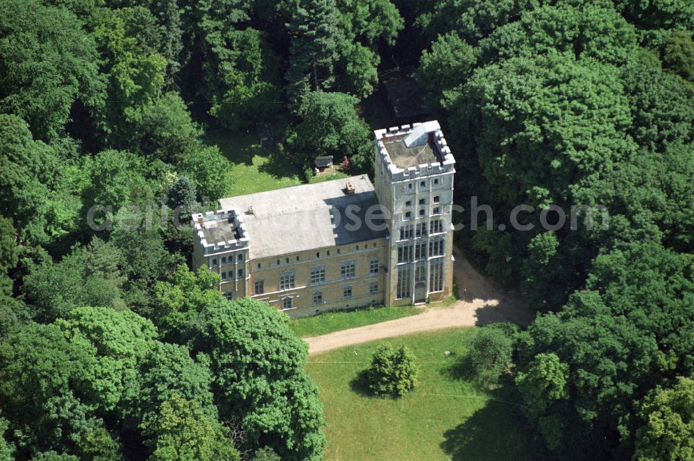 Berlin from the bird's eye view: Blick auf das Kavaliershaus auf der Pfaueninsel in der Havel bei Berlin. In den Jahren 1824 / 1825 erweiterte Schinkel das seit 1804 vorhandene „Kavaliershaus“. Der König hatte in Danzig ein spätgotisches, vom Abriss bedrohtes Patrizierhaus kaufen lassen, in nummerierten Einzelteilen wurde es über Ostsee und Oder zur Pfaueninsel transportiert. Das Gebäude hatte angeblich seit 1360 in Nürnberg gestanden und war 1480 in Danzig neu aufgestellt worden. Nun verband Schinkel es mit dem alten Kavaliershaus, das die gelegentlichen Gäste nicht mehr aufnehmen konnte.