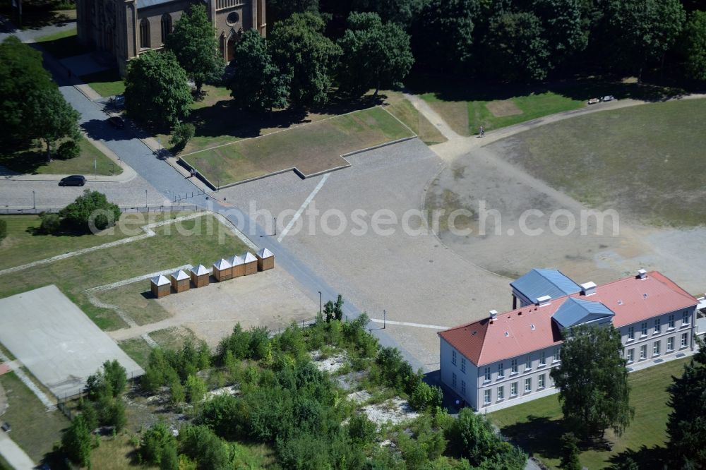 Aerial photograph Neustrelitz - Kavaliershaus in the Eastern part of the castle park in Neustrelitz in the state of Mecklenburg - Western Pomerania. The historic building is located on the edge of the park