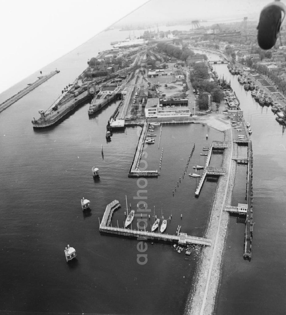 Rostock - Warnemünde from the bird's eye view: Blick auf den Kay und die Hafenanlagen am Bahnhof Warnemünde Am Strom.