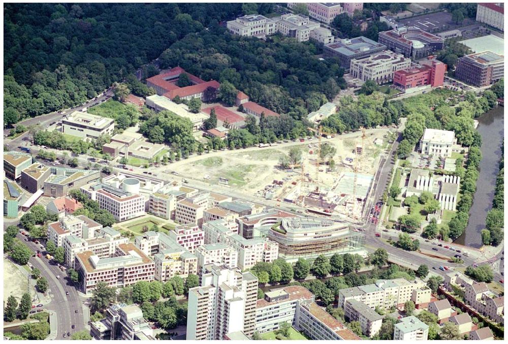 Berlin-Tiergarten from above - Ein traditionelles Zentrum des historischen Berlins wird wieder zum Leben erweckt - die ehemalige „Untere Friedrichsvorstadt“. Wo zu Beginn des vergangenen Jahrhunderts die geistige und kulturelle Elite Berlins arbeitete und lebte, soll nun mit dem Köbis Dreieck ein neuer Ort der Begegnungen entstehen. Der insgesamt zwölf Einzelgebäude umfassende Komplex soll 2006 fertig gestellt werden. Köbis Dreieck GmbH & Co. Developement KG