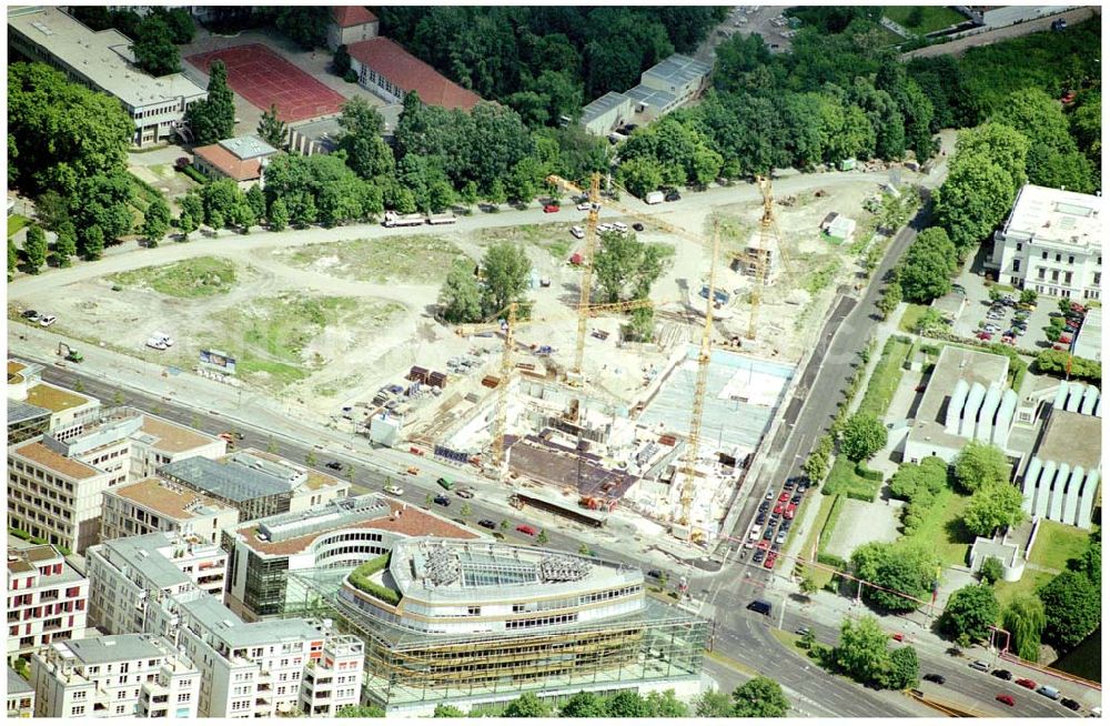 Berlin-Tiergarten from the bird's eye view: Ein traditionelles Zentrum des historischen Berlins wird wieder zum Leben erweckt - die ehemalige „Untere Friedrichsvorstadt“. Wo zu Beginn des vergangenen Jahrhunderts die geistige und kulturelle Elite Berlins arbeitete und lebte, soll nun mit dem Köbis Dreieck ein neuer Ort der Begegnungen entstehen. Der insgesamt zwölf Einzelgebäude umfassende Komplex soll 2006 fertig gestellt werden. Köbis Dreieck GmbH & Co. Developement KG