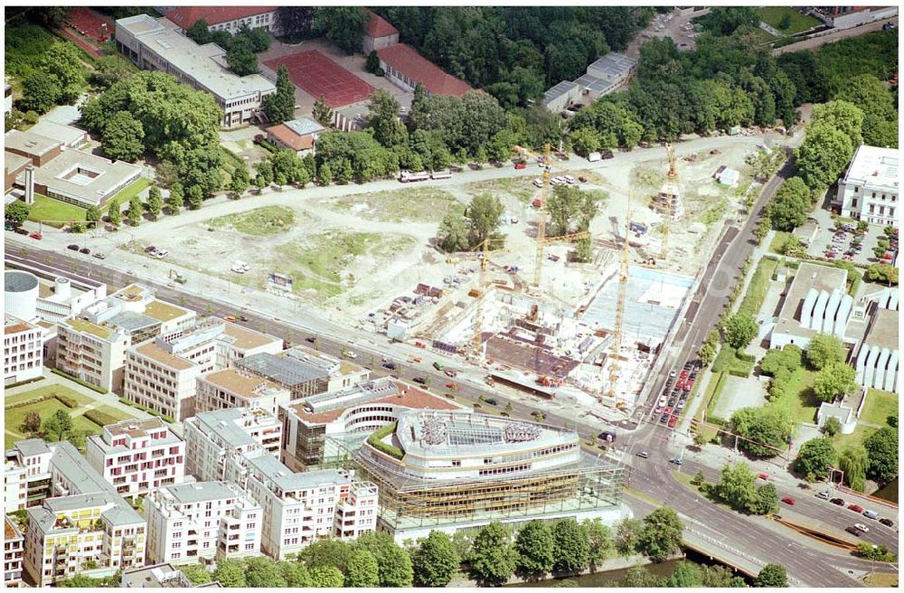 Aerial image Berlin-Tiergarten - Ein traditionelles Zentrum des historischen Berlins wird wieder zum Leben erweckt - die ehemalige „Untere Friedrichsvorstadt“. Wo zu Beginn des vergangenen Jahrhunderts die geistige und kulturelle Elite Berlins arbeitete und lebte, soll nun mit dem Köbis Dreieck ein neuer Ort der Begegnungen entstehen. Der insgesamt zwölf Einzelgebäude umfassende Komplex soll 2006 fertig gestellt werden. Köbis Dreieck GmbH & Co. Developement KG