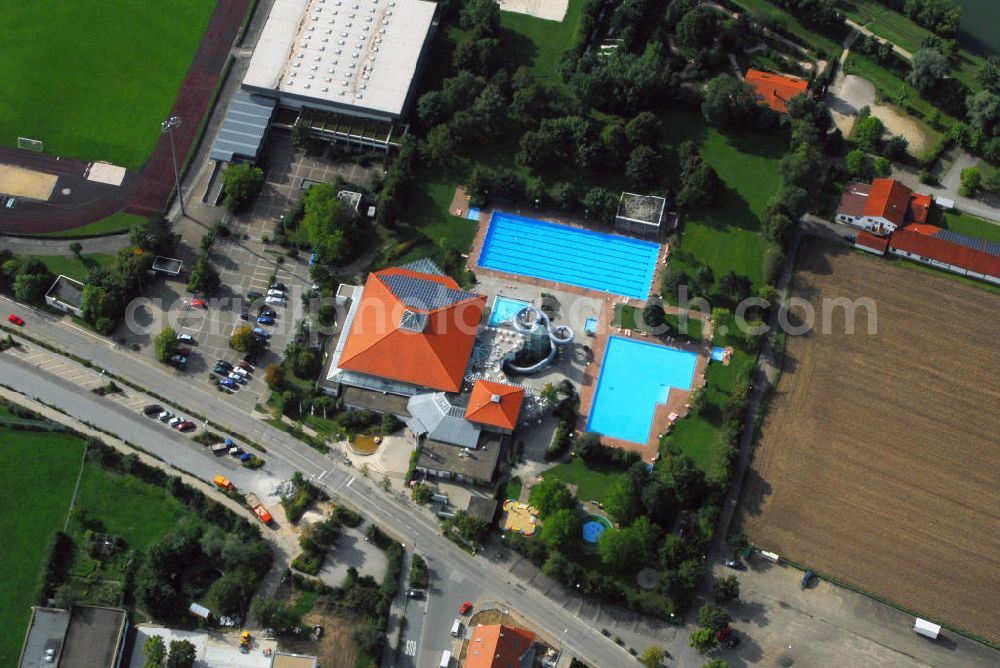 Aerial image Kelheim - Blick auf das Keldorado Bade- und Freizeit-Eldorado in Kelheim. Das Keldorado bietet eine über 600 qm Hallenbad- und 1700 qm große Freibad-Wasserwelt sowie eine lichtdurchflutete Panorama-Schwimmhalle, Nichtschwimmerbecken, Warmbecken innen und außen, Kinderbecken, ein Saunarium und ein Dampfbad. Ein Super-Anziehungspunkt ist die 86 m lange Wasserrutsch-Anlage, die das ganze Jahr geöffnet ist. Kontakt: Keldorado Bäderbetriebe GmbH, Rennweg 60, 93309 Kelheim, Tel.: 09441/2267, E-Mail: info@keldorado-kelheim.de,