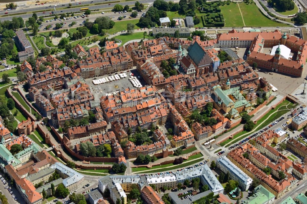 Aerial photograph Warschau - Center of the historic Warsaw Old Town of Warsaw in Poland. The old town houses and streets on the market square were rebuilt largely true to the original and are a World Heritage Site by UNESCO. In the picture displayed the The Royal Castle in Warsaw